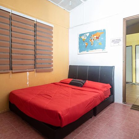 Aiza Homestay Opposite Abang Strawberry Taman Sedia Tanah Rata Buitenkant foto