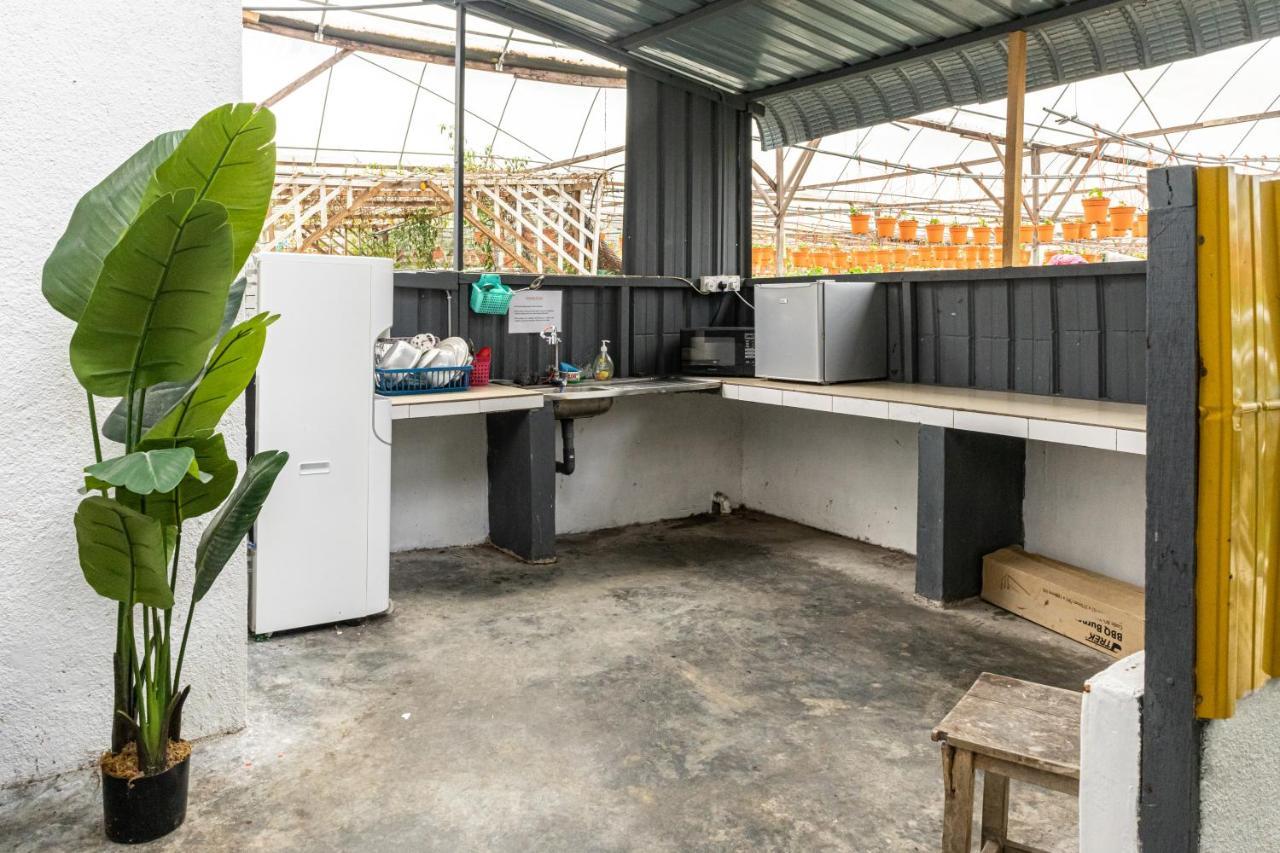 Aiza Homestay Opposite Abang Strawberry Taman Sedia Tanah Rata Buitenkant foto