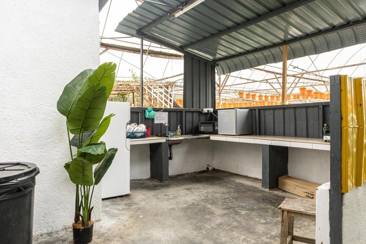 Aiza Homestay Opposite Abang Strawberry Taman Sedia Tanah Rata Buitenkant foto